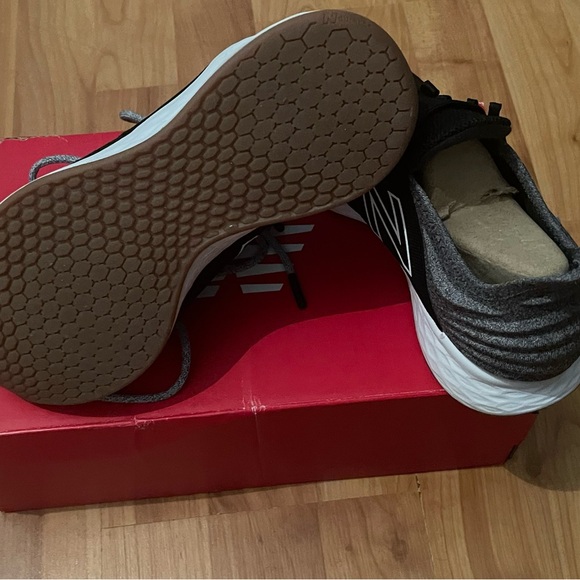 New Balance Fresh Foam Roav Tee Shirt Running Shoes - Picture 3 of 4